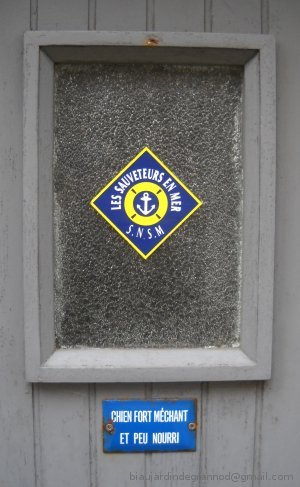 photo de porte avec plaque chien fort méchant et peu nourri