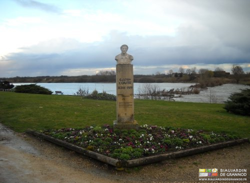 statue de Gaston Couté en bord de Loire