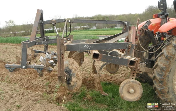 photo de côté du bogie bêches attelé au cultibutte
