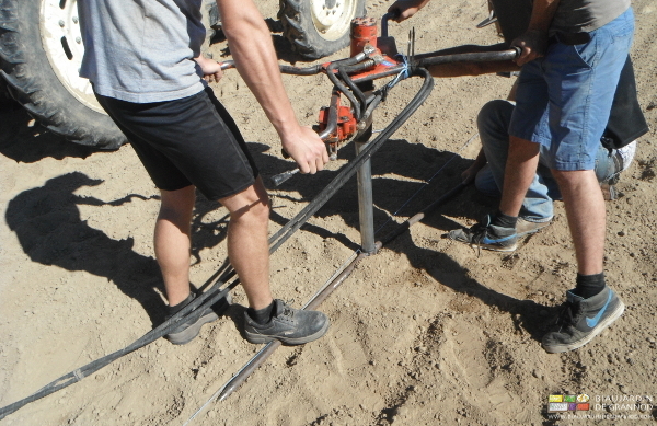 photo des jardiniers qui forcent au fur à mesure que le pied amarre descend
