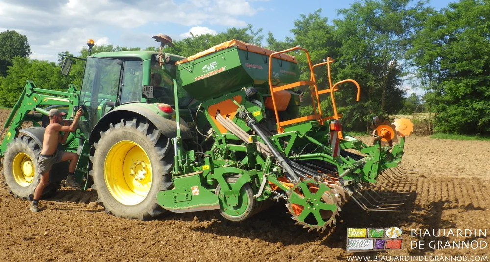 photo du très gros semoir de précision combiné à l'outil de finition