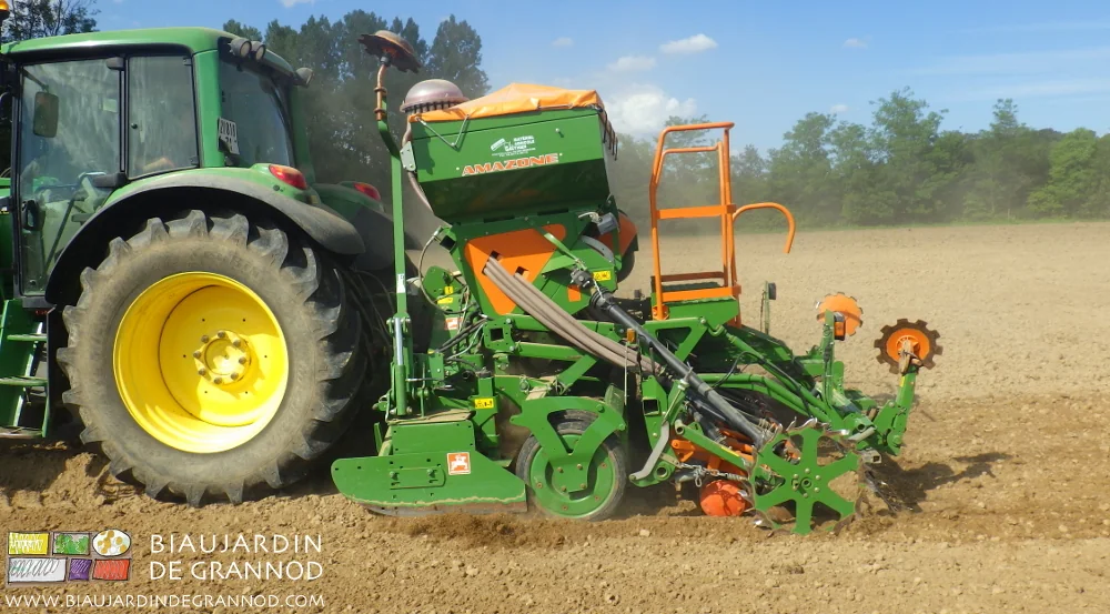 vue de côté du combiné herse rotative, roues de rappui, disques semeurs à recouvreur