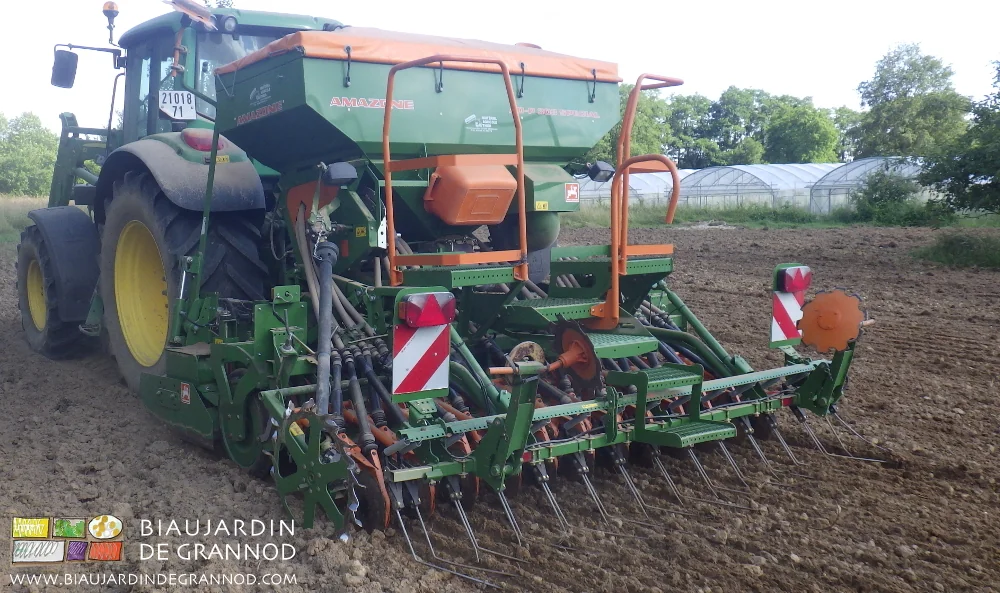 photo de l'arrière du combiné montrant les herses de finition du semis