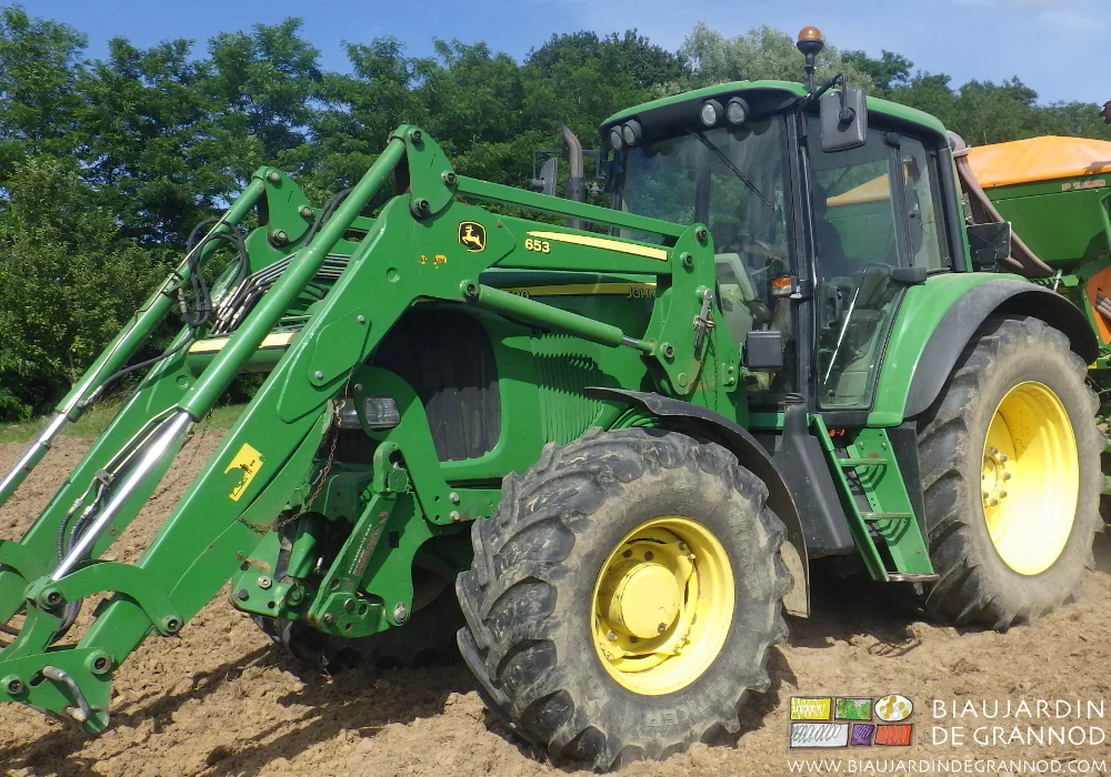 photo du tracteur John Deere de Ronald équipé de la fourche avant