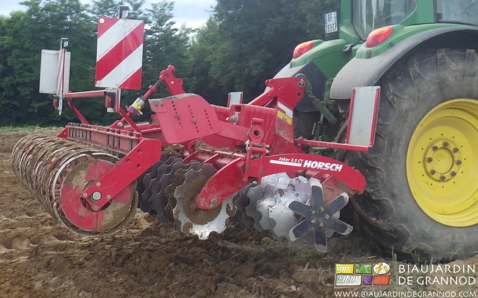 photo proche du déchaumeur à disques crénelés avec le rouleau à lames ressort
