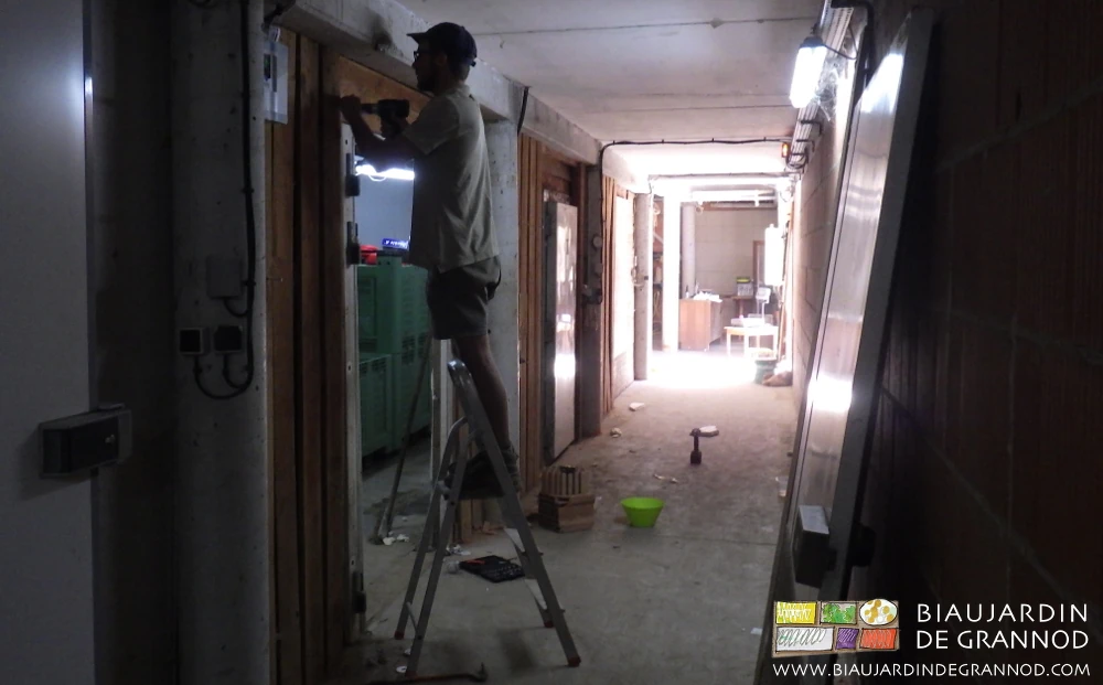 photo de Matthieu sur l'escabeau démontant la cloison à la visseuse