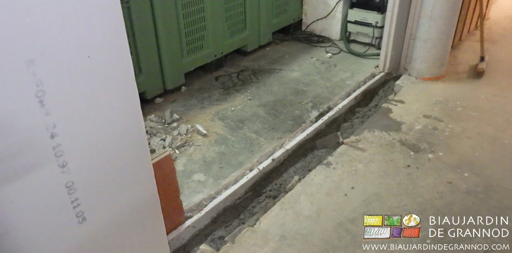 photo de l'isolant vertical installé dans le seuil contre les ponts thermiques