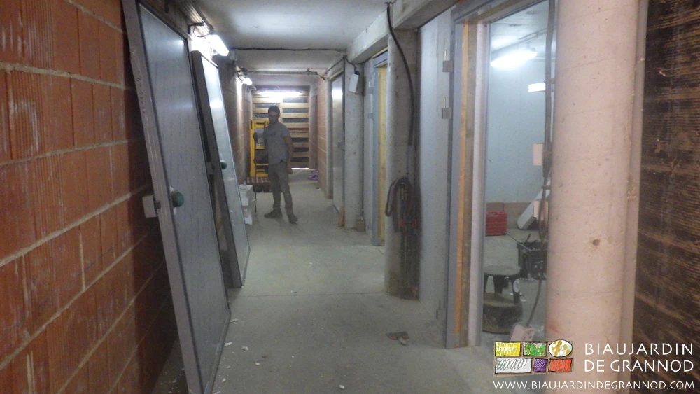 photo de manipulation des portes amenées à pied d'oeuvre