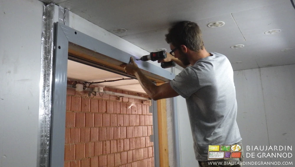 photo de Matthieu travaillant à la perceuse ou visseuse