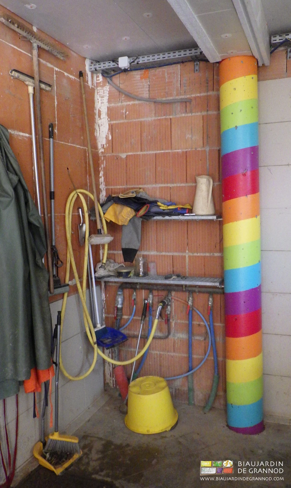 éblouissants range, jaune, vert, bleu, violet, vermillon en spirale sur le poteau des balais