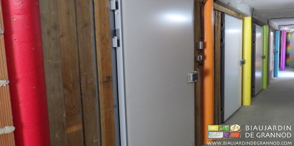 photo des 6 poteaux du couloir avec chacun sa couleur vive