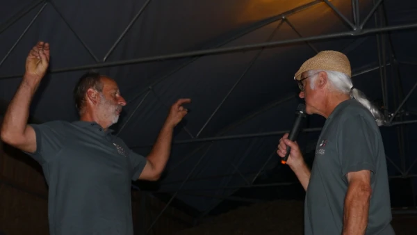 photo de Gérard qui anime des mains le bla-bla de Pascal