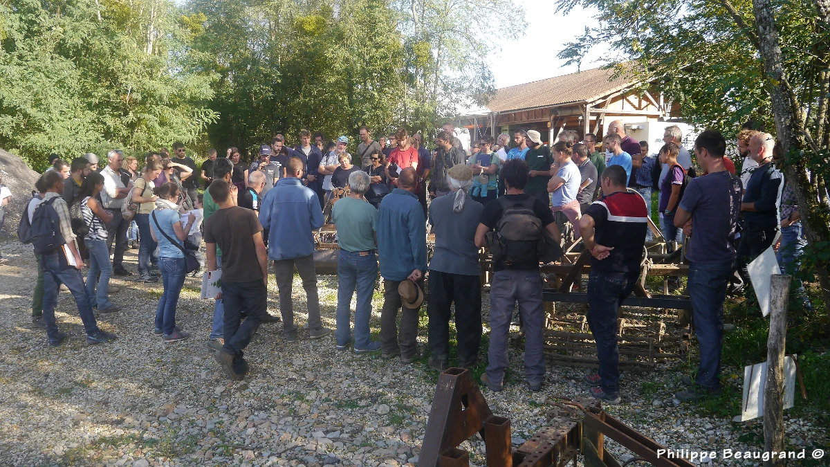 photo du groupe de professionnels autour des outils auto-construits