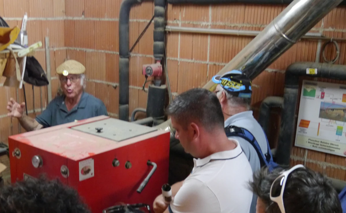 photo de Pascal expliquant la chaudière plaquette à notre conseiller départemental président de com com