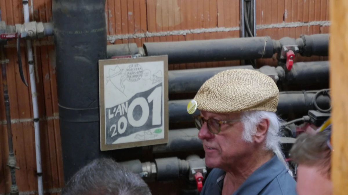 photo du biau jardinier canal historique en chaufferie devant le dessin l'an 01 de Gébé