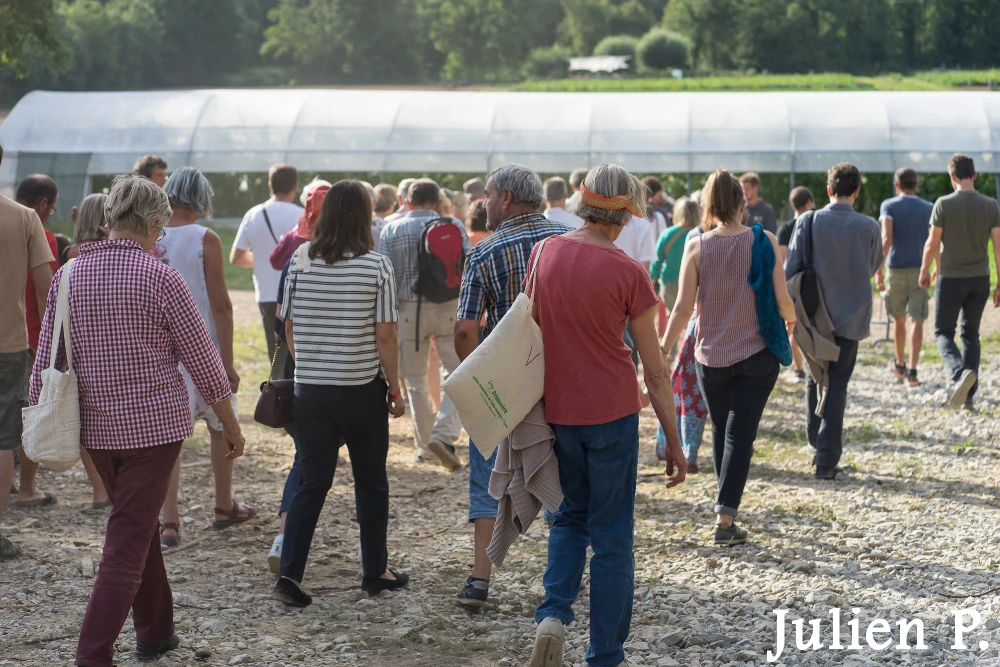 photo de Mme la sous préfète et Mr le maire au jardin parmi les visiteurs