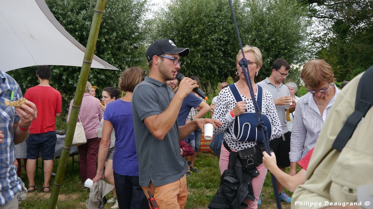 photo de Matthieu répondant aux questions posées par les participants à la visite gourmande