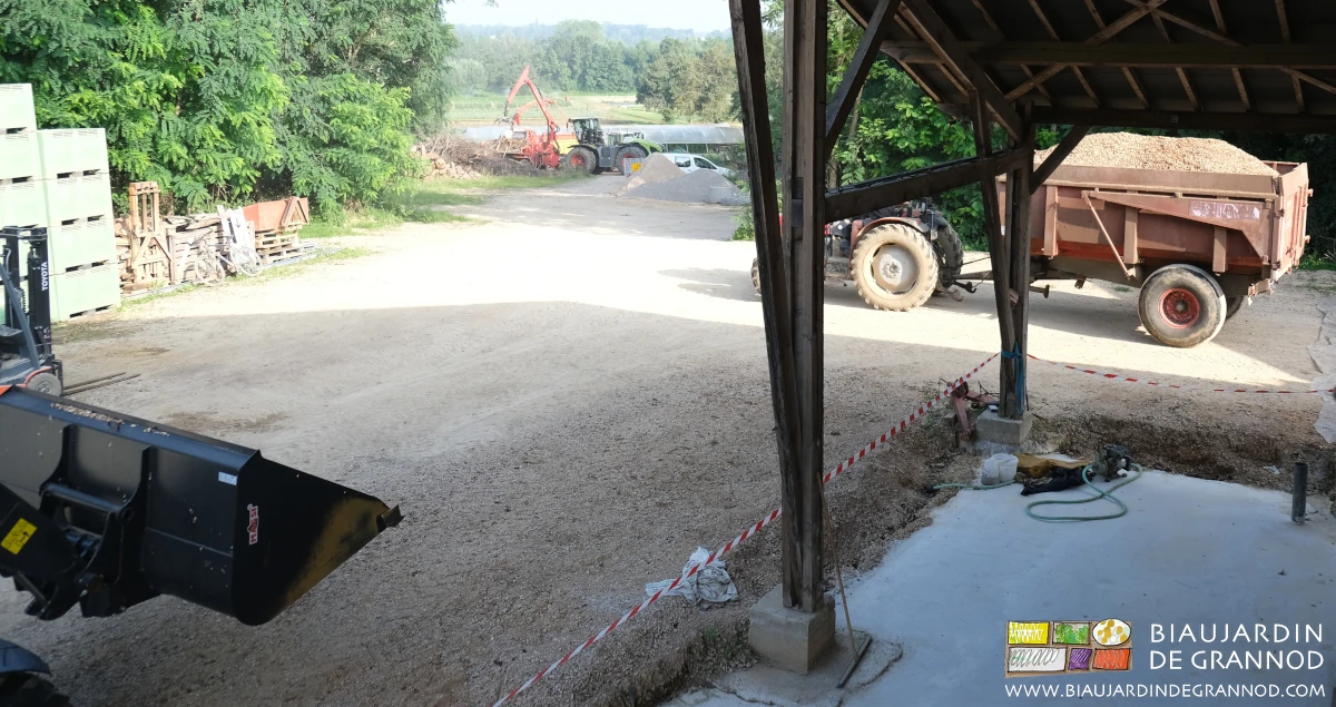 photo du coin de cour libéré par le manuscopic pour laisser se faire le bennage