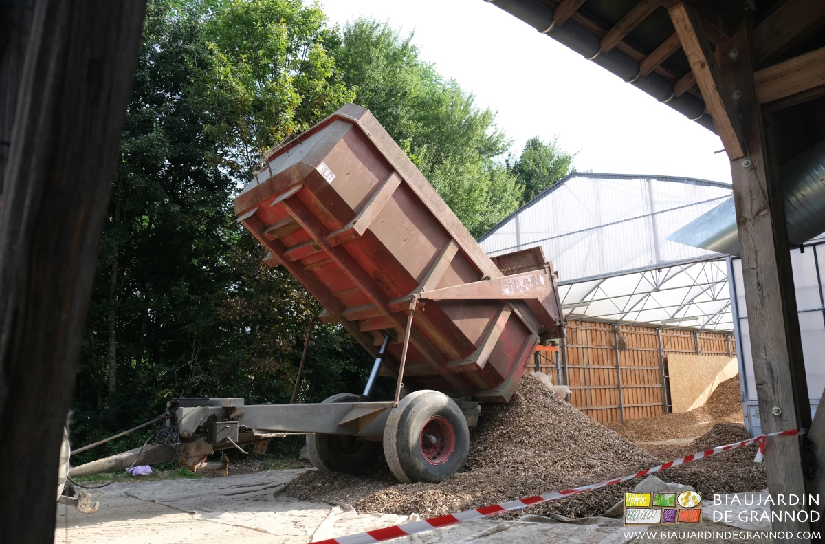 photo du bennage de la plaquette au sol pas loin en face du silo