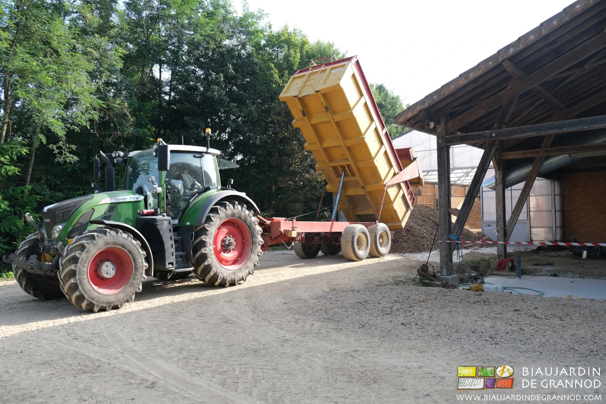 photo de la grosse benne complètement levée pour vidage devant le silo