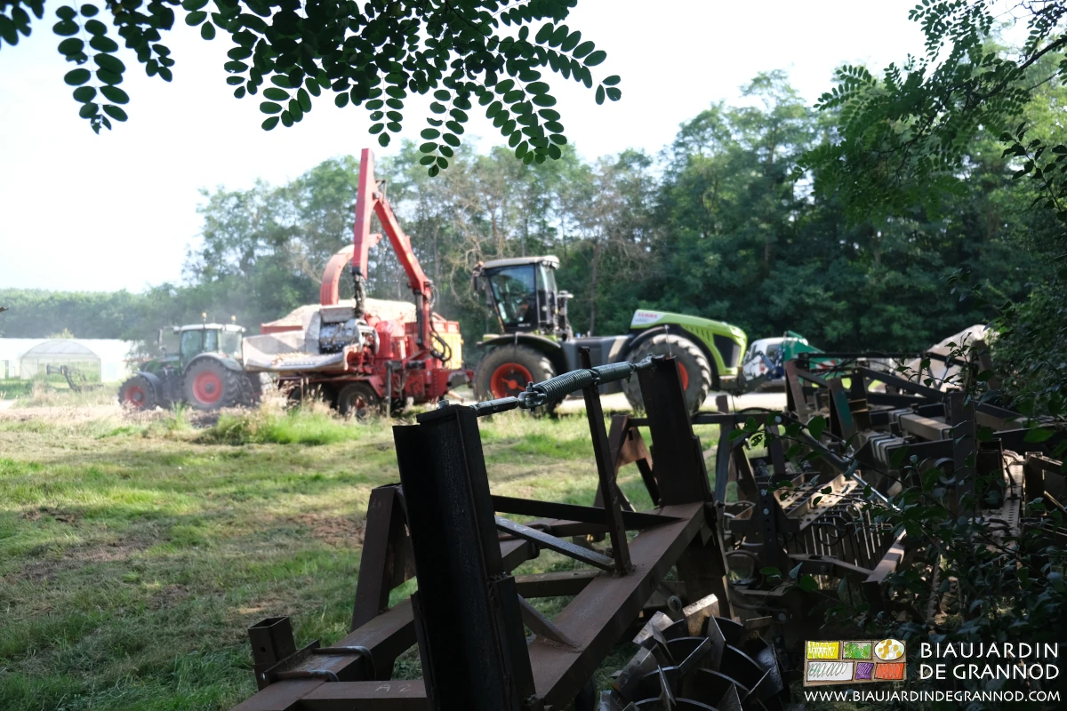 photo des outils auto-construits devant la déchiqueteuse de la CUMA