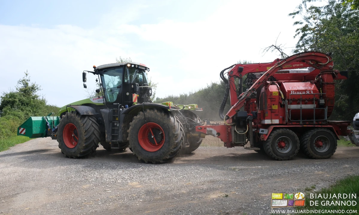 photo du convoi négociant le virage en sortie de notre desserte sur la voie communale