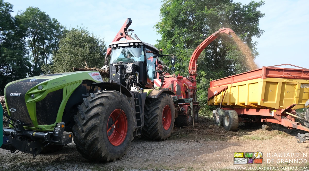 photo de la goulotte guidée depuis le tracteur qui remplit les bennes de transport