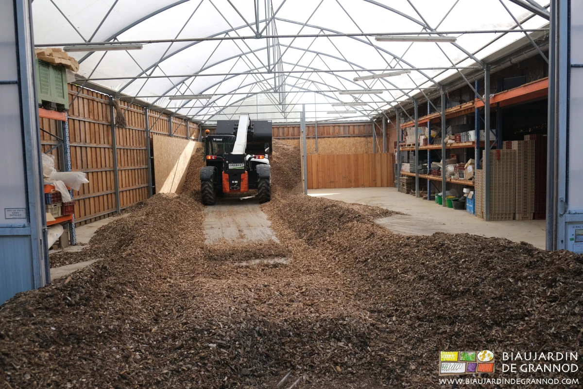 photo du manuscpic qui recommence à charger le silo avec ce qui vient d'être livré