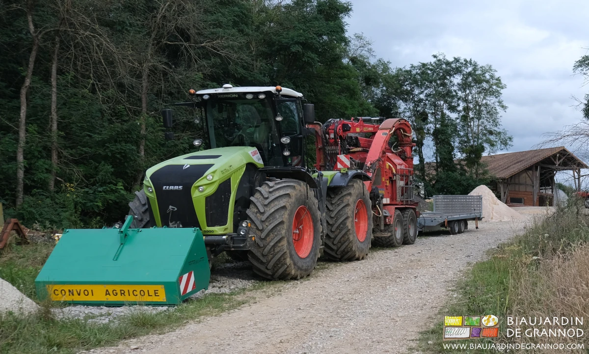 vue d'ensemble du gros matériel de déchiquetage acheminé la veille par la CUMA