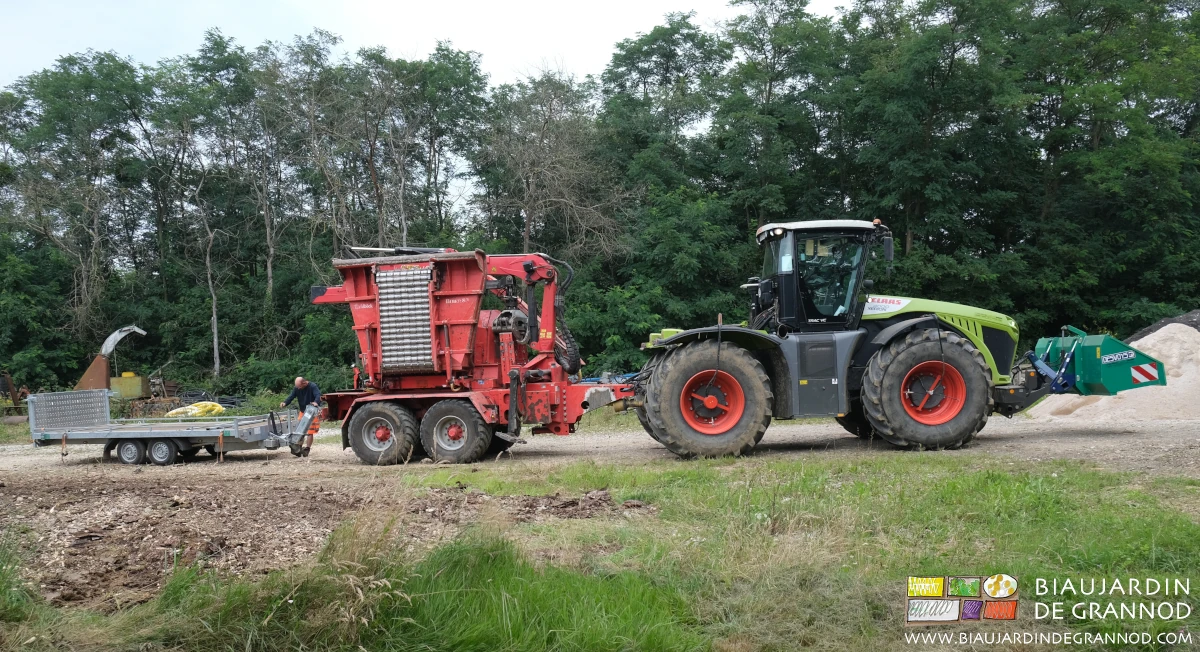 photo du train routier du matériel de la CUMA, tracteur, déchiqueteuse, remorque de voiture