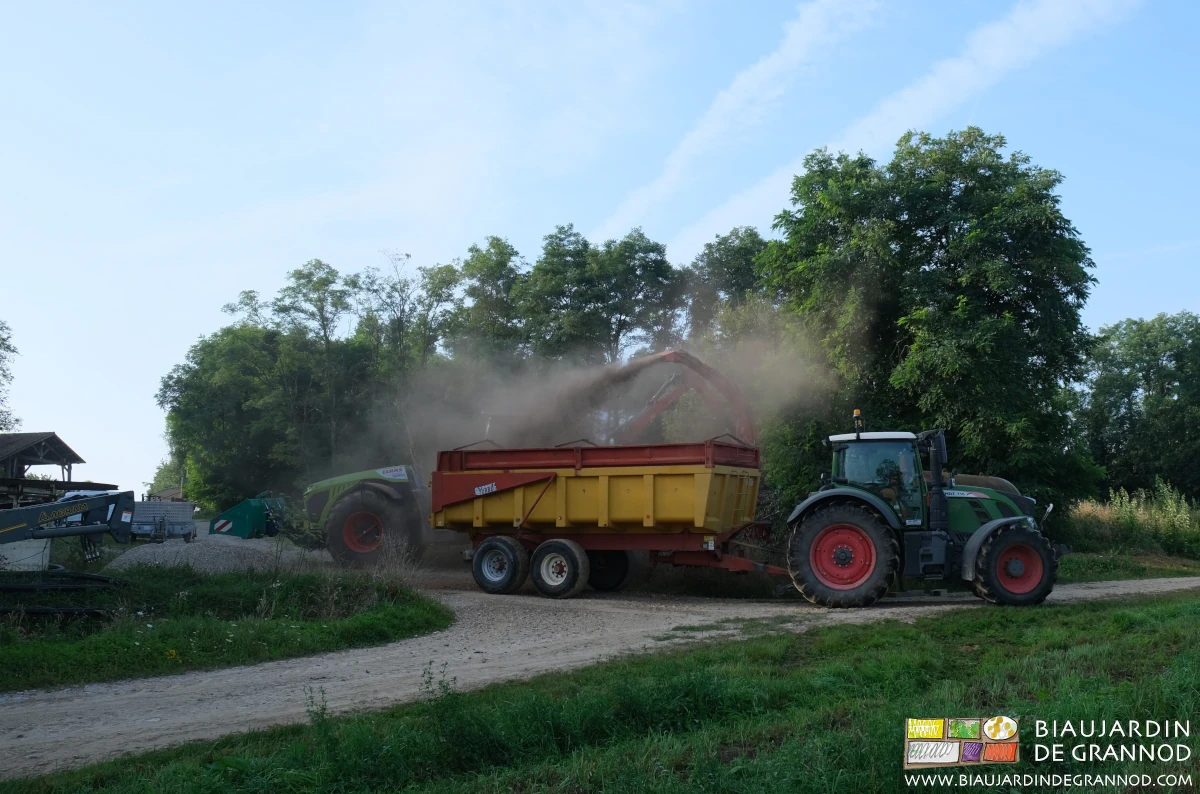 photo de la déchiqueteuse qui souffle la plaquette dans la benne de Romaric