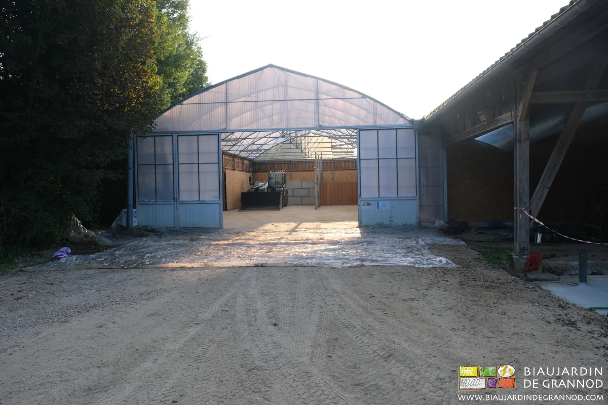 photo du bâtiment chapelle dégagé pour faire place au remplissage de silo et fond désileur au fond