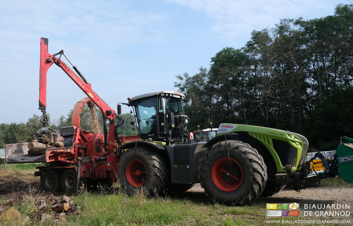 photo du tracteur au travail, la cabine inversée et grue déployée