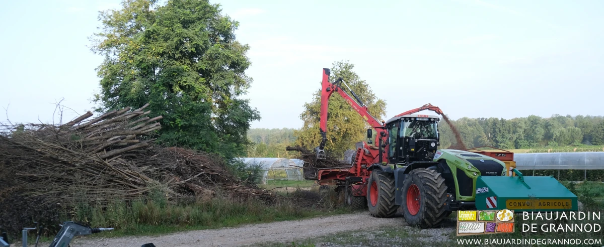 photo du cheminement du bois du tas à la benne par grue et déchiqueteuse 