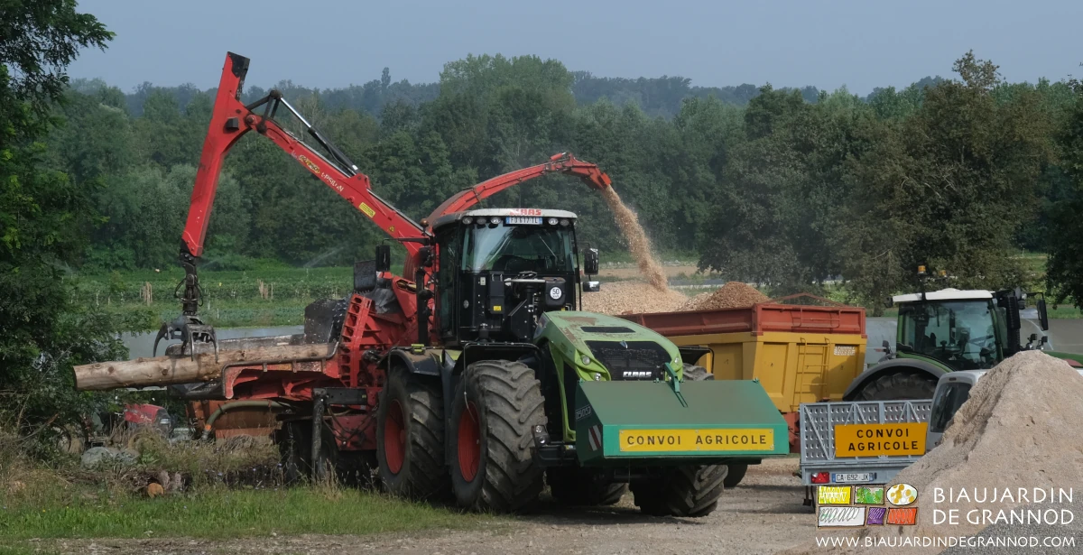 photo du chantier en cours : gros tracteur, grosse déchiqueteuse, bennes agricoles