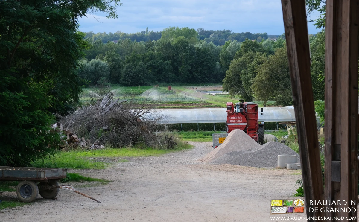 photo du matériel de la CUMA acheminé sur place la veille