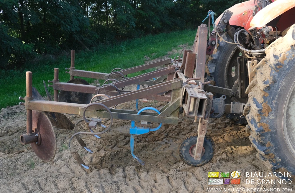 photo détaillée de la BPO avec dents d'allée, de planche, buttoir central et disques latéraux