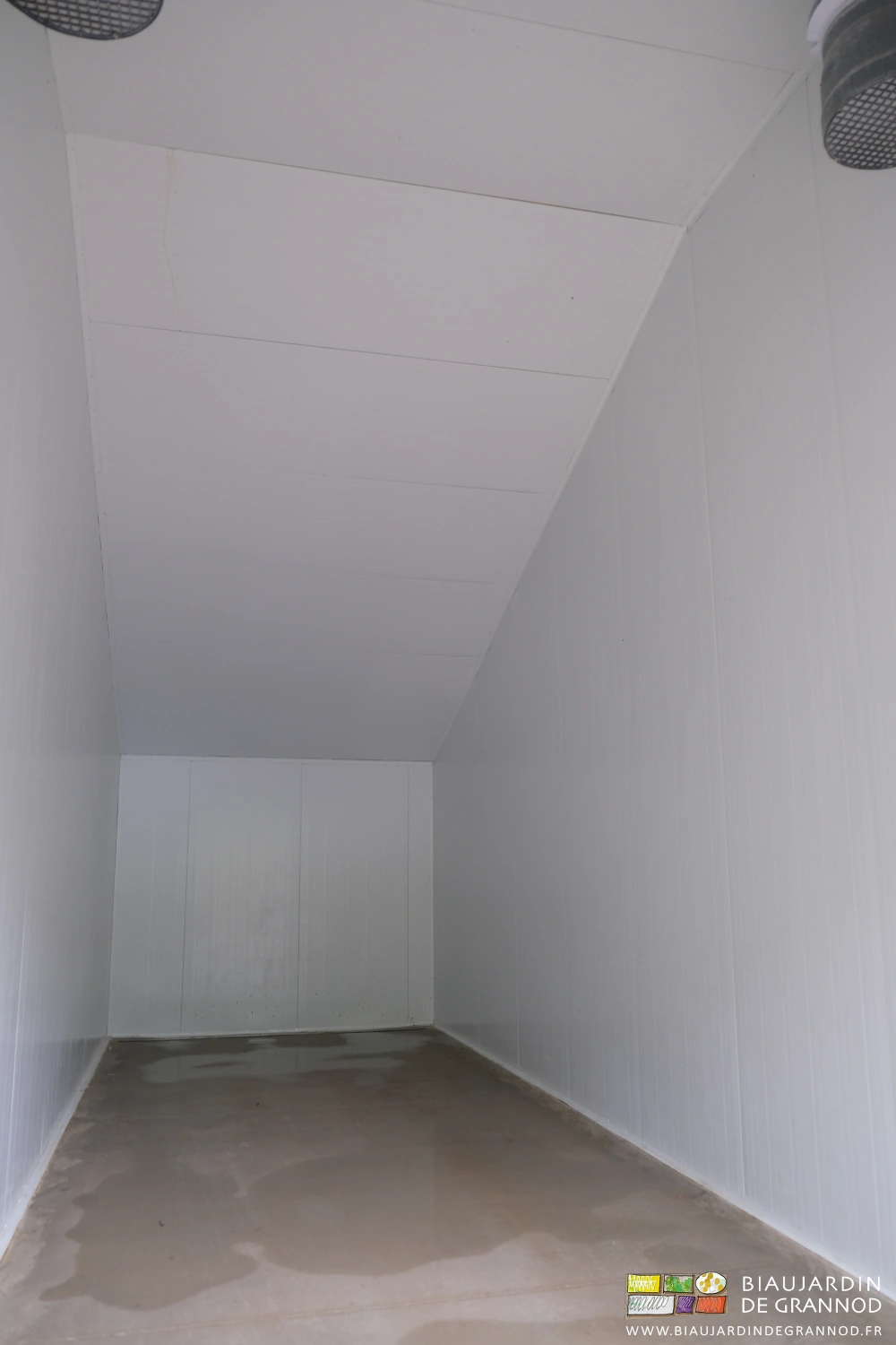 photo du local, brumisateurs sous plafond et dalle au pied des parois