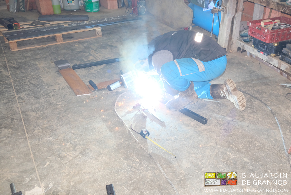 photo du soudage de la lame souleveuse à l'atelier