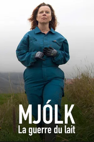 affiche du film Mjolk l'agricultrice en cotte de travail marche d'un pas décidé