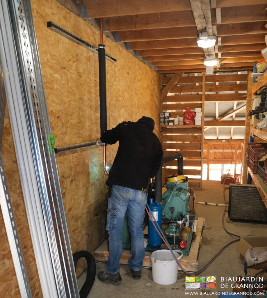 Installation du groupe de la nouvelle chambre froide qui facilitera la conservation hivernale
