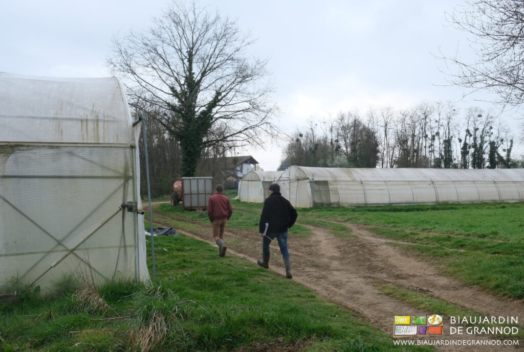 Accompagné du Biau Jardinier, l'auditeur Écocert visite l’ensemble du jardin