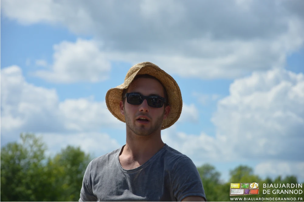 photo estivale de Matthieu en chapeau de paille et lunettes de soleil