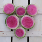 photo de radis à chair rouge tranché sur cagette bois