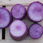 photo de radis violet tranché posé sur cagette bois