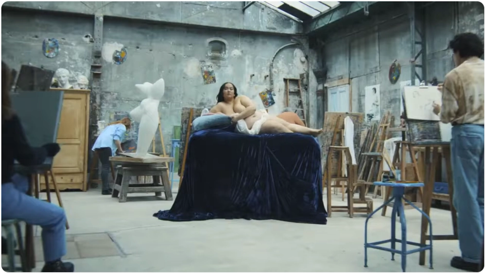 copie écran pub interfel vue générale d'un atelier d'artiste une modèle ronde pose