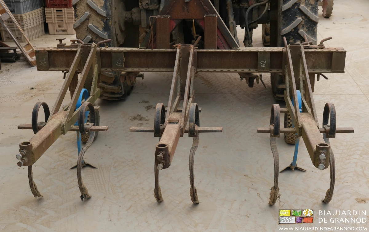 Photo de la barre porte outils montée avec éléments bineurs