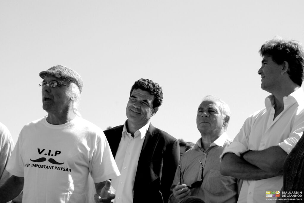 photo des élus autour de Pascal lors de la visite de la ferme