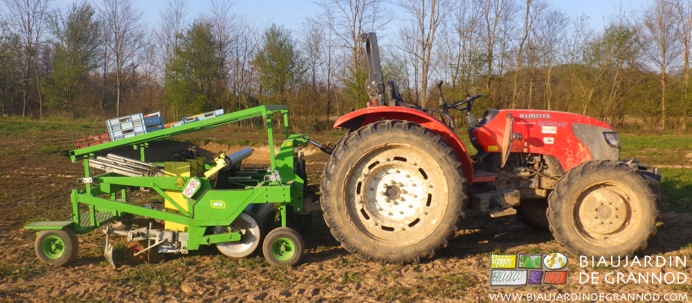 photo de la planteuse automatique attelée au tracteur Kubota