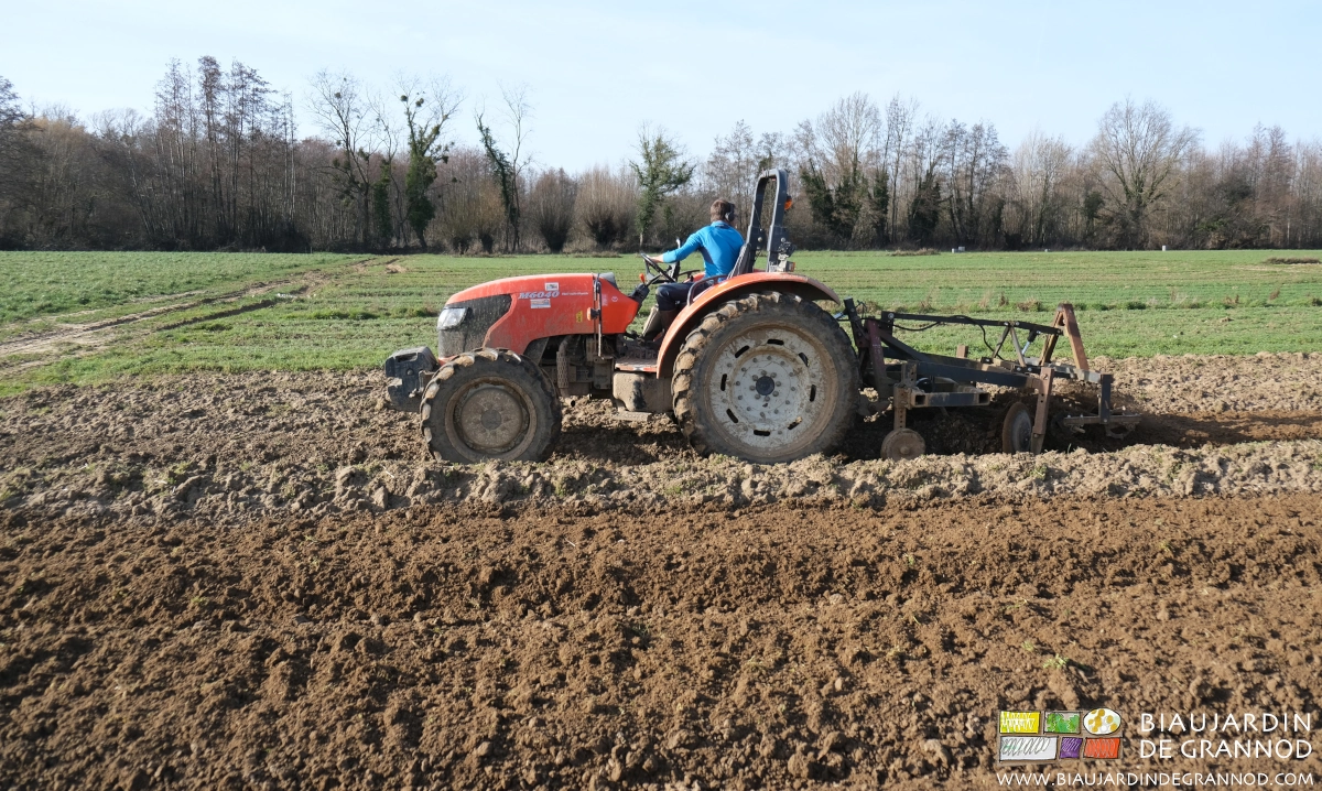 photo de Matthieu préparant une planche permanente avec un des outils auto-construits en 2010